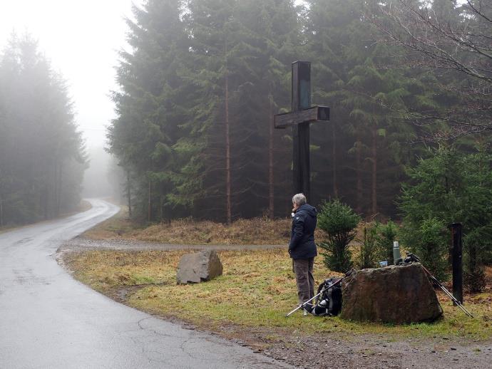 markeringen naar links volgen. Dit is een mooi pad, maar we gaan het al snel weer verlaten als er daarna een Y-splitsing naar rechts is die we nu kiezen.