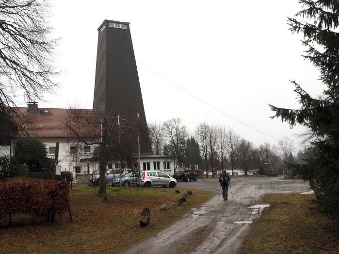 Het gaat weer door dichte bosgebieden tot we in een bocht naar rechts weer een splitsing tegenkomen waarop we het tweede pad links omhoog kiezen.