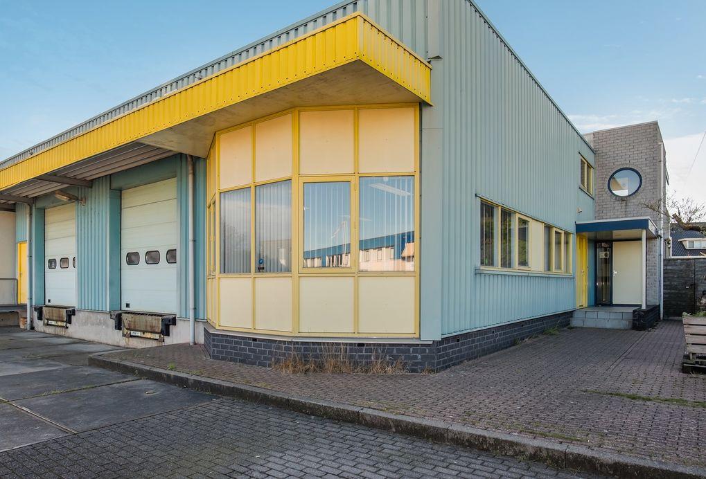 Te Koop -wegens verhuizing- Deze locatie is middels het openbaar vervoer Multifunctionele bedrijfs-/kantoor-/sociale eveneens goed te bereiken met een ruimte van circa 595 m² inclusief 4 dockshelters