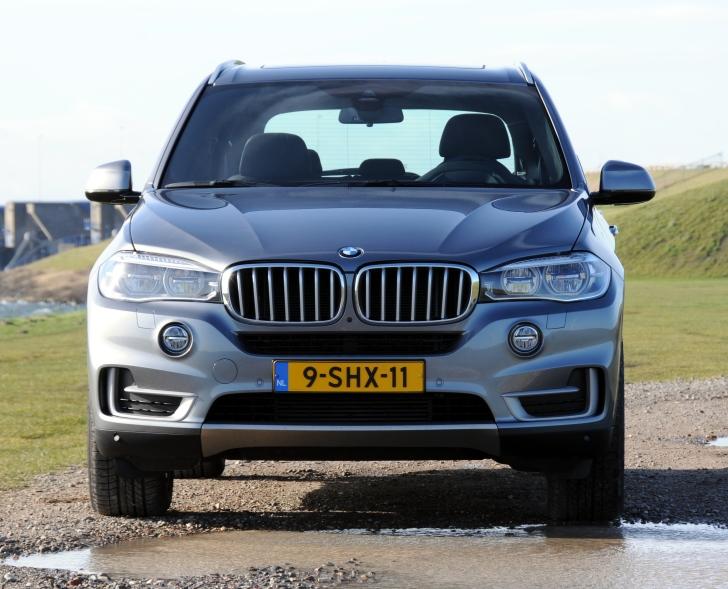 BMW zag daarom de verkoopcijfers dalen en ontwikkelde een oplossing. Kan de nieuwe X5 het tij keren?
