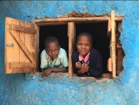 toegenomen. Helaas niet voor de meeste mensen in Kibera.). De Akili School wordt o.a. structureel gesteund door www.thelotterycentre.