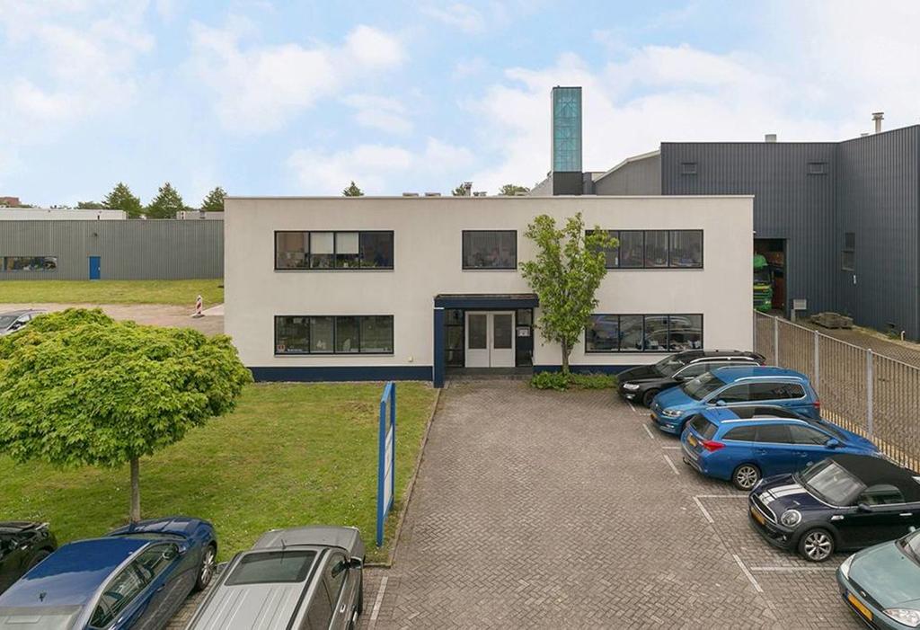 Omschrijving Algemeen Functionele bedrijfsruimte met gerenoveerde kantoorruimte gelegen op het bedrijventerrein Halfweg te Spijkenisse. De locatie is uitstekend bereikbaar vanaf de A15.