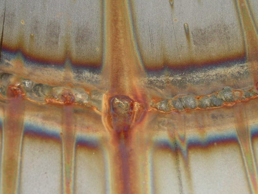 Schade tijdens gebruiksfase: corrosie Rondlassen in 50 mm bluswaterleiding AISI type 316L roestvast staal ½ jaar na oplevering vrijwel stilstaand leidingwater schade: perforaties aan de lassen door