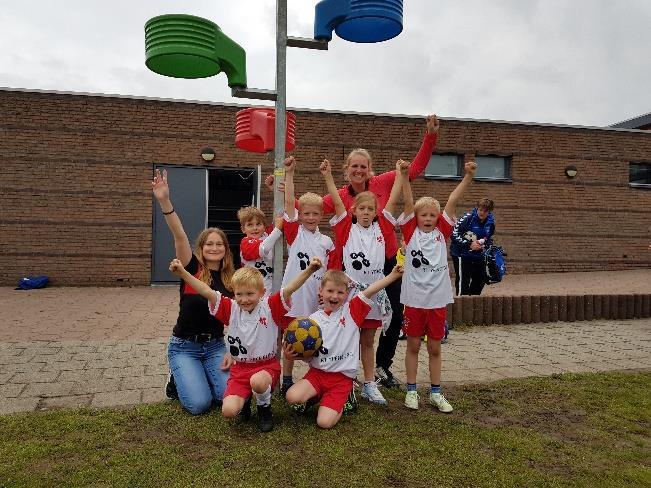 Fijne zomer allemaal, Jeltje Gefeliciteerd De B2, die al eerder kampioen geworden was, sloot het seizoen af met een passende overwinning: gefeliciteerd met jullie kampioenschap!