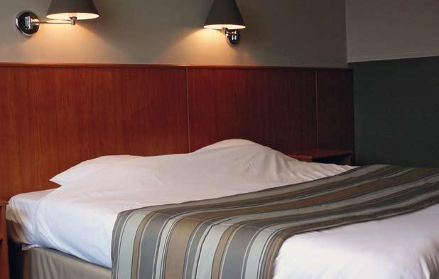 Hotel Royal Astrid De standaard kamers zijn comfortabel ingericht en voorzien van badkamer met douche, WC, flatscreen TV en kluisje.