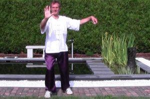 Chi Kung is een manier om de energiestroom, de interne beweging in je lichaam te leren voelen en te versterken. Met externe beweging ga je de interne beweging leren voelen.