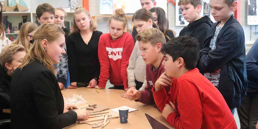 In deze tijd bespreekt de coach belangrijke zaken zoals: hoe de dag eruit ziet en of er bijzonderheden zijn; hoe de sfeer is in de groep; planning van huiswerk en toetsen; manieren waarop je kunt