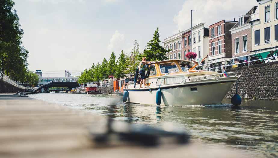 2 Het kanaal is de haven van Alkmaar.