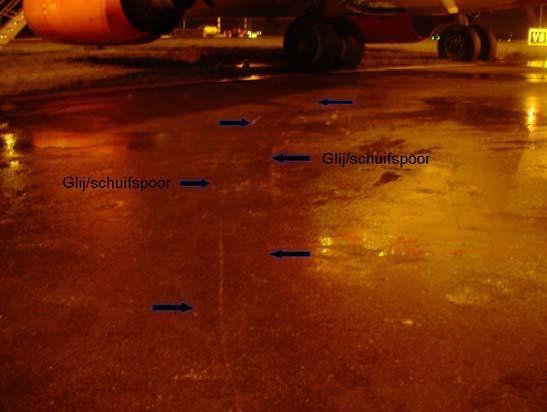 On the apron a tire track was visible on the ice running from the left side of the apron diagonally to the right up to the edge of the apron where the wheels of the main landing gear stood against