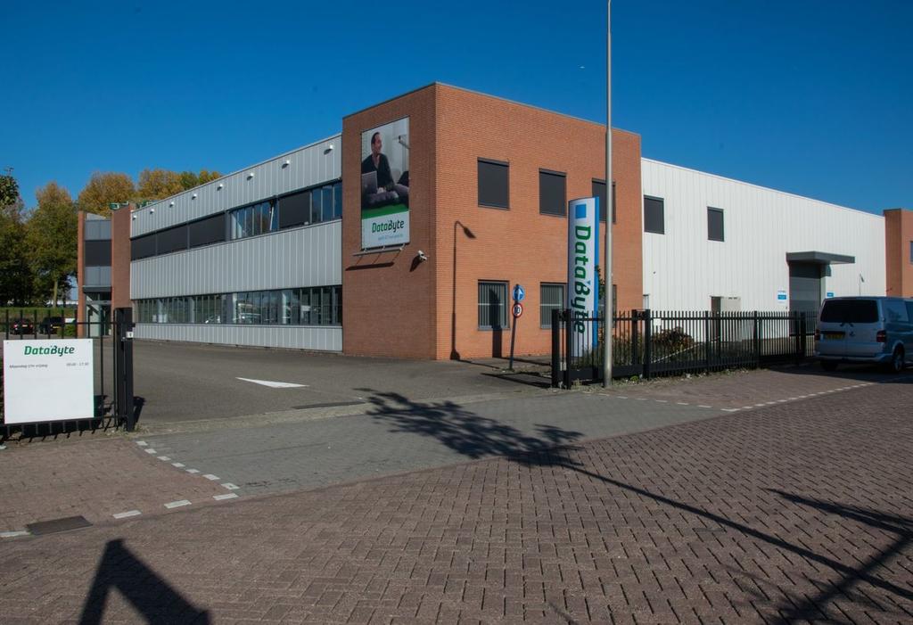 Omschrijving Algemeen Indeling Beschikbaar voor verhuur is dit representatieve Ca. 1.495 m² commerciële ruimte op de begane functionele bedrijfscomplex met hoogwaardige grond en eerste verdieping.