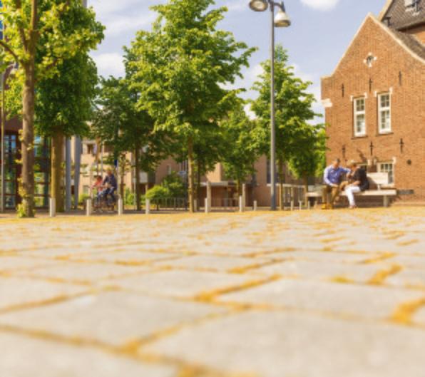 En wie wil, kan gebruikmaken van de gemaks- en zorgvoorzieningen die worden aangeboden in Het Retraitehuis. Alles op loopafstand. Hier houden we van in Uden Met circa 40.