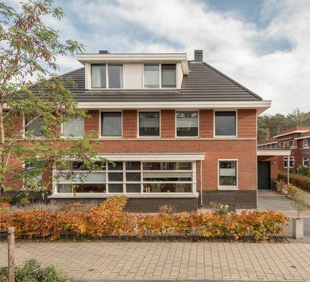 Jaren '30 stijl 2/1 KAPWONING UITGEBOUWDE EN ZEER GOED GEÏSOLEERDE 2/1 KAPWONING UIT 2015! Deze woning wordt aangeboden met een VANAFprijs.