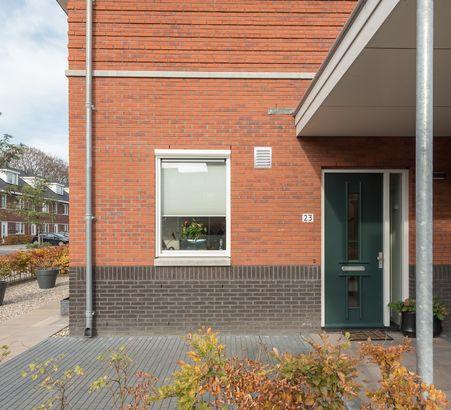 Dit huis is gebouwd in de kenmerkende jaren '30 stijl met mooie materialen en is tijdens de bouw aan de achterzijde 1,10 meter uitgebouwd.