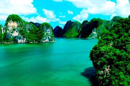 Je wordt opgehaald bij je hotel en reist per auto naar wellicht het beroemdste gebied van Vietnam, Halong Bay.