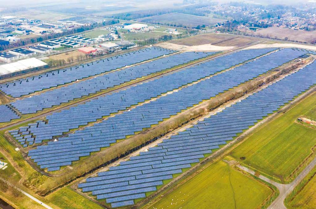 4 Energiecoöperatie Nieuw-Oranjepoort een kans voor twee dorpen! Het gehele zonnepark heet Oranjepoort. Een deel van het zonnepark heeft GroenLeven aan de coöperatie gegeven.