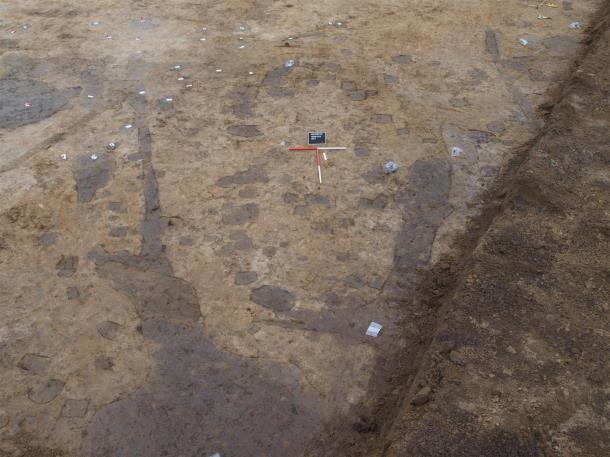 Tijdens het onderzoek op de site werd er slechts één Karolingische scherf aangetroffen. Ook bij vorige opgravingen in Harelbeke zijn van deze periode enkele vondsten en sporen aangetroffen.