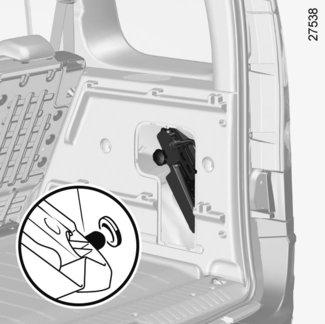 GEREEDSCHAPSSET (1/2) 1 2 4 3 Afhankelijk van de auto kan het nodig zijn om de gereedschapsset of het gereedschap eruit te nemen.