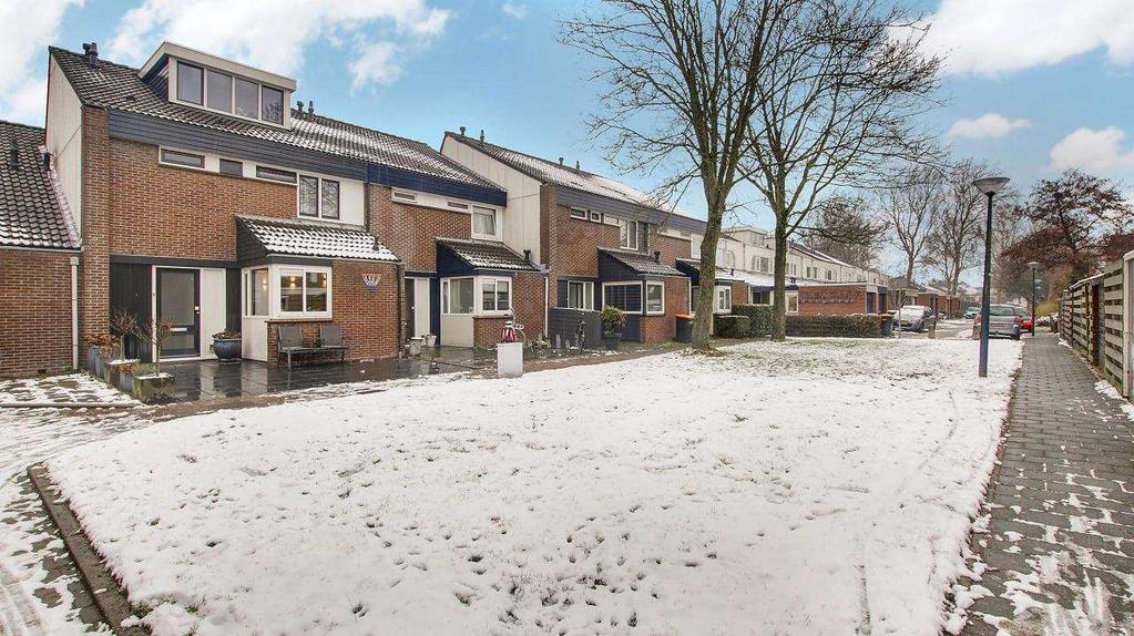 Starters opgelet! Instapklare tussenwoning met 3 slaapkamers en zonnige achtertuin gelegen in de kindvriendelijke wijk Risdam-Zuid met alle voorzieningen op loopafstand.