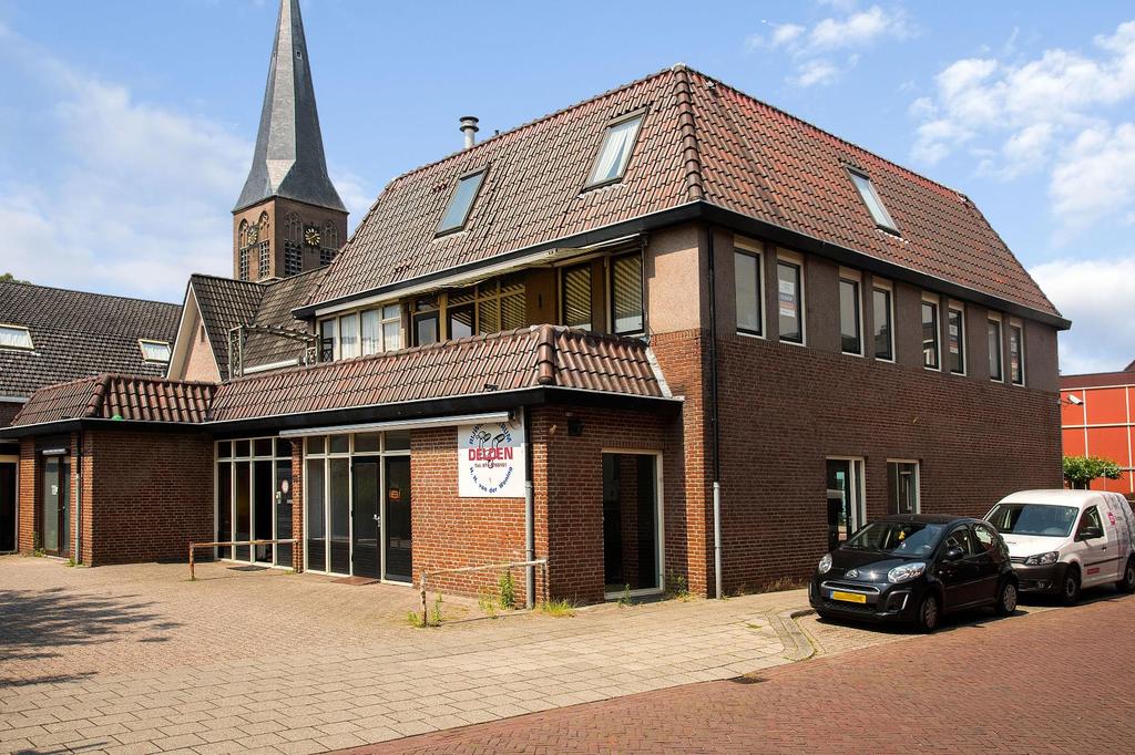 OBJECT Algemeen Te koop een courante winkelruimte met daarboven een royale zelfstandige woning alsmede een garage, gelegen aan de Langestraat 65-65a te Delden.