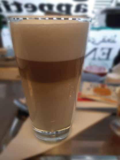 WARME DRANKEN WARME DRANKEN Koffie 2,45 Grote koffie 4,75 Decafé koffie 2,45 Espresso 2,55 2,70 Cappuccino koffie, opgeklopte warme melk en schuim Cappuccino [slagroom] koffie en slagroom Koffie