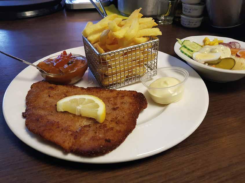 VLEES SCHOTELS Stoofvlees huisgemaakte runderstoofvlees met een schijfje gebakken ananas, gebakken ei Hete kip stukjes kipfilet in overheerlijke saus met taugé en uien Shaslick [2 stuks] met