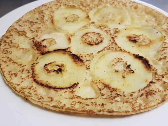 DINER KINDERMENU PANNENKOEKEN Frikandel met friet, appelmoes en mayonaise Bitterballen met friet, appelmoes en mayonaise Kipnuggets met friet, appelmoes en mayonaise 6,95 6,95 6,95