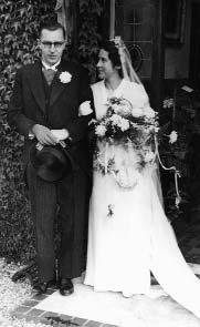 Hein Mandos en Miep Mandos-van de Pol, op hun huwelijksdag in het voorjaar van 1943 te Druten (collectie Nettie van de Pol). zuiden. 2 Daar zit wel iets in.