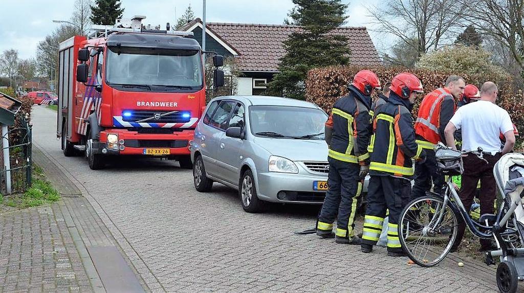 Wanneer de temperatuur buiten omhoog gaat is de geur van hondenpoep zelfs in de klaslokalen van het noodgebouw te ruiken.