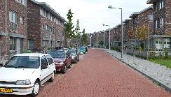 Eenvoudige verlichting middels aluminium mast ca. 4-5 m¹ hoog. Kabelen leidingstrook onder parkeerverharding of trottoir.