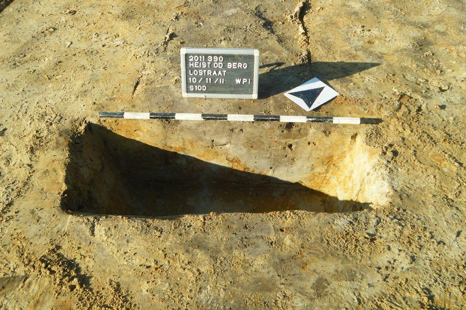 Het fragment is besmeten onder de schouder en geglad boven de schouder (van den Broeke IIIc), en is te dateren in de midden-ijzertijd.
