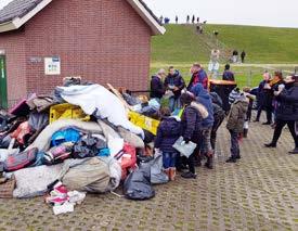 Met de handen in het haar en een brok in zijn keel vroeg hij of wij konden helpen, want de dijken rondom Moddergat lagen bezaaid met piepschuim.