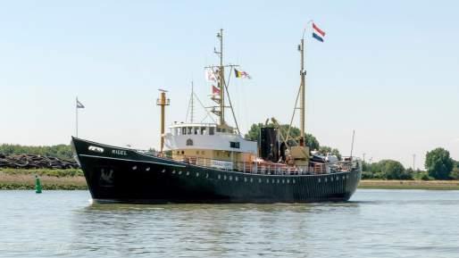 Voor de rede van Vlissingen lag de loodsboot Polaris en troffen oud (Rigel is een voormalig loodsvaartuig) en nieuw elkaar waarbij van beide schepen meerdere foto s werden gemaakt.