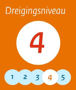 Het dreigingsniveau in Nederland wordt vastgesteld op niveau vier ( substantieel ) van vijf. Dat wil zeggen dat de kans op een aanslag in Nederland reëel is.