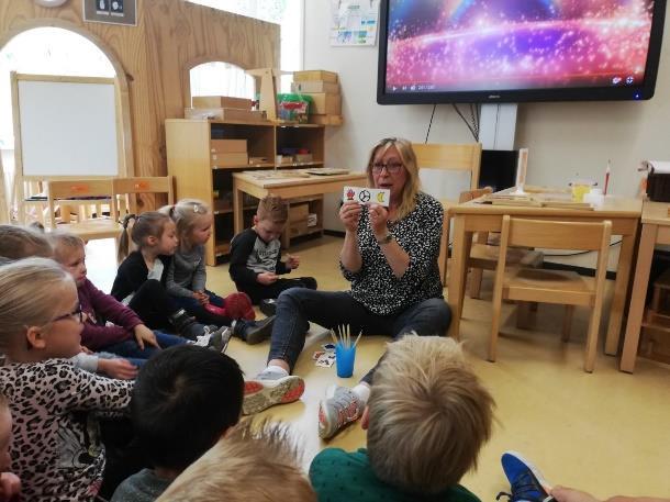 Hieronder een paar foto s waarop groep 1 en 2 bezig zijn met (voorbereidend) lezen en schrijven. Groep 1 is aan het rijmen en moet luisteren welk woord van het plaatje niet rijmt.