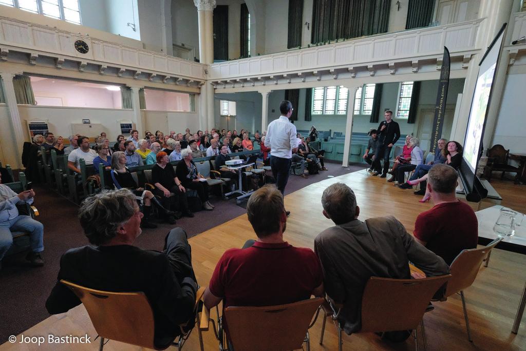 bewonersavond Hofpleindak, 11 juni 2019, Bergsingelkerk (foto: Joop Bastinck) COLOFON: 19 juni, 2019 Bewonersadviesgroep Hofbogen Contact: hofbogenpark@natuurlijkestad.