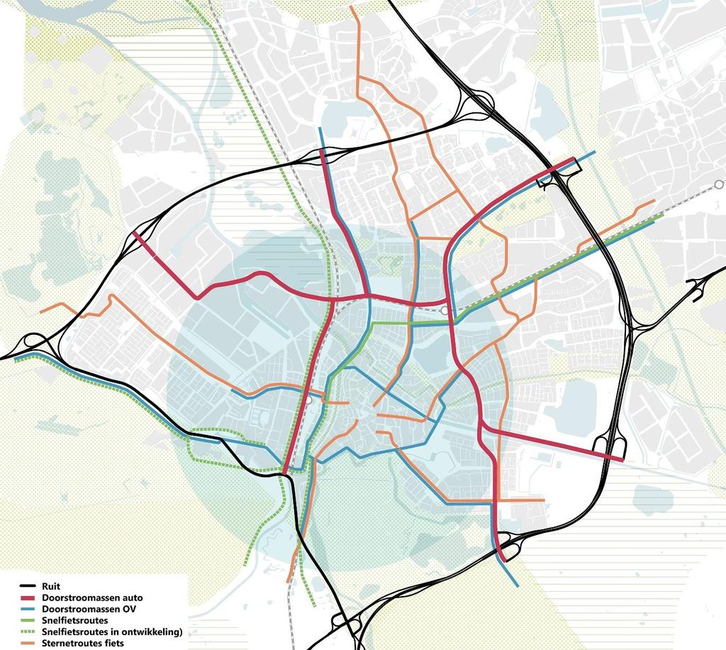 Figuur 7: Actualisatie van het doorstroomassenmodel inclusief fietssnelwegen (groene lijnen) en de centrumzone (blauwe cirkel). 9.