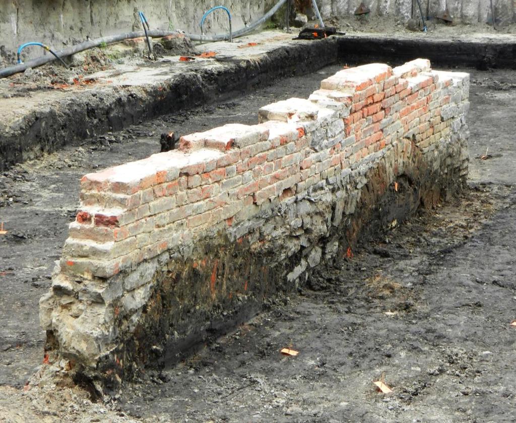 Figuur 2: de exterieurzijde van het muurfragment (foto: Vincent Debonne). Zichtbaar zijn de bakstenen spaarbogen, de opvulling van de zwikken in Doornikse kalksteen en de bovenbouw in baksteen.