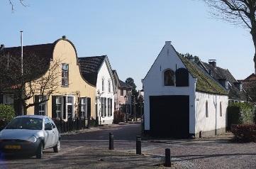 In het gedeelte achter het Hof zijn enkele winkels, een bar/restaurant, terras Buitenlust evenals de bibliotheek gevestigd.