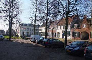 een eigen sfeer als resultaat van de omsluitende monumentale en informelere dorpse bebouwing, de bomen, de terp en de verschillende verharding.