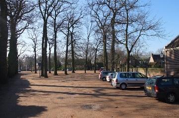 De overgang naar het privé groen wordt gevormd door muren.