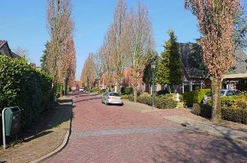 Op het binnenterrein tussen Kersweg en Van Reede Ginkellaan staan een tweetal woningen.
