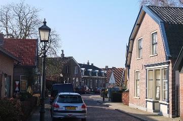 Rooden Leeuw en de karakteristieke schuur op de hoek met de dijk. groen Het groene beeld wordt vooral bepaald door het zicht op het buitengebied aan de zuidzijde.