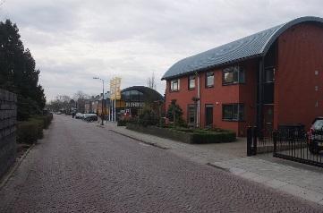 Naar het noorden toe wordt het bebouwingsbeeld opener met aan de oostzijde (deels historische) panden op grote erven om verder