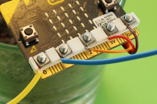 De gele en blauwe kabels komen van de vorken en die moeten verbonden worden met P0