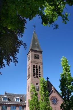 KERKELIJK NIEUWS LOCATIE DE LUTTE Zondag 26 mei Afscheidsviering pastor Ros 09.00 uur : Communieviering m.m.v. het Plechelmuskoor Voorganger : pastor L. Ros Lectrice : mevr. A. Scholte Lubberink Misdienaars : Tess Kleissen en Ytse de Cock van Delwijnen Dinsdag 28 mei : 19.