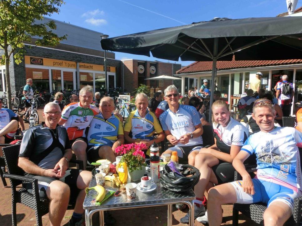 Kopvrouw naast Bauke Ik had maar één gedachte, ik moet bijblijven. Dat lukte mijn nichtje Esmee bij de Bauke Mollema Tocht.