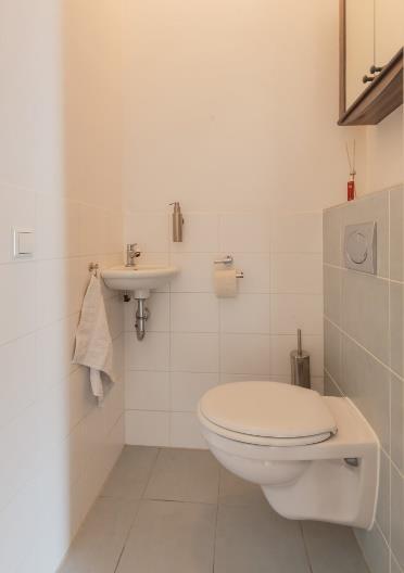 De badkamer en de toiletruimte: De badkamer heeft ruime afmetingen, indien