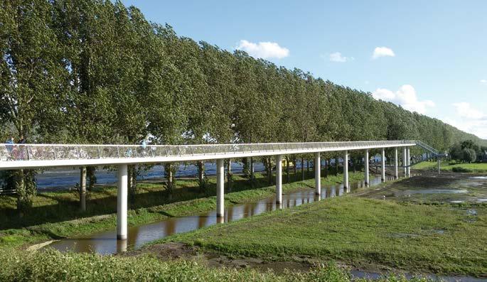 Natuurbrug Duinpoort gereed De natuurbrug Duinpoort over het spoor Haarlem Zandvoort in het duin bij Zandvoort is op vrijdag 13 juli feestelijk geopend (NH12).