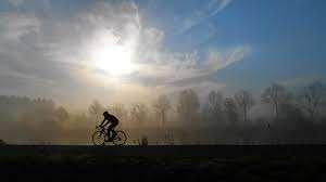 Hoe sterk is de eenzame fietser? door André van den Berg Die krom gebogen over zijn stuur tegen de wind, zichzelf een weg baant? Wie kent dit lied niet dat Boudewijn de Groot zo mooi zingt.