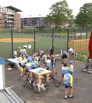 De 1 e Ankertour brengt 160 mensen op de de fiets voor Inloophuis t Anker door Stefanie Miltenburg Zondag 29 mei organiseerden en reden we voor het eerst de Ankertour.